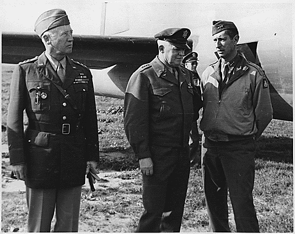 Il Generale George Patton con Clark (national archives)