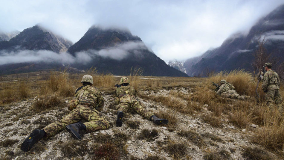 Alpini e parà usa si esercitano