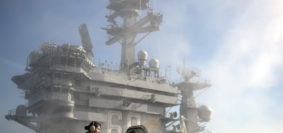 Il nostromo Ashley Linares, assegnato alla portaerei USS Nimitz, è in contatto con l’operatore in plancia per il pad di ricarica. La Nimitz si sta preparando con una serie di esercitazioni in vista di un possibile schieramento in missione nel 2017 (ph U.S. Navy/Cole Schroeder)