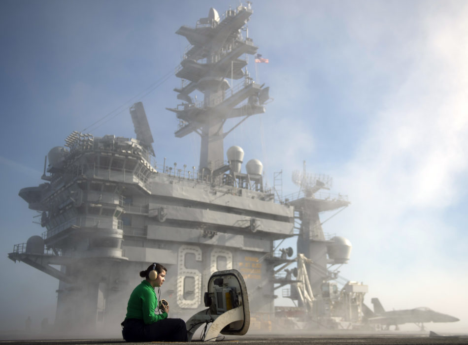 Il nostromo Ashley Linares, assegnato alla portaerei USS Nimitz, è in contatto con l’operatore in plancia per il pad di ricarica. La Nimitz si sta preparando con una serie di esercitazioni in vista di un possibile schieramento in missione nel 2017 (ph U.S. Navy/Cole Schroeder)