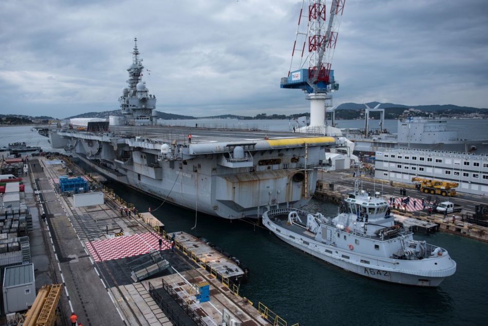 Dopo 15 anni di attività operativa, la portaerei Charles de Gaulle, tra la base navale Vauban bacino Tolone per vivere un grande progetto di modernizzazione. Questo mezza età revisione sito ripristinerà la capacità operativa per la portaerei per i prossimi venti anni. (Foto Navy)