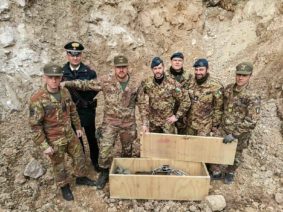 I palombari del Comsubin impegnati nella bonifica degli ordigni nel fiume Adige (foto Marina Militare)