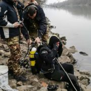 I palombari del Comsubin impegnati nella bonifica degli ordigni nel fiume Adige (foto Marina Militare)