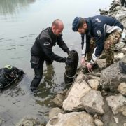 I palombari del Comsubin impegnati nella bonifica degli ordigni nel fiume Adige (foto Marina Militare)