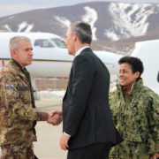 il Segretario Generale della NATO, Jens Stoltenberg al Comando Generale della KFOR di Pristina (foto Esercito Italiano)