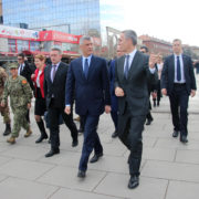 il Segretario Generale della NATO, Jens Stoltenberg al Comando Generale della KFOR di Pristina (foto Esercito Italiano)