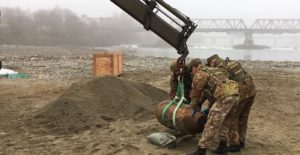 Gli artificieri dell'esercito al lavoro per la bonifica da ordigni bellici (foto Esercito Italiano)