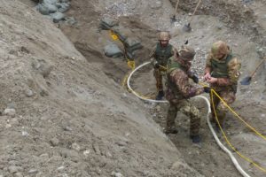 Gli artificieri dell'esercito al lavoro per la bonifica da ordigni bellici (foto Esercito Italiano)