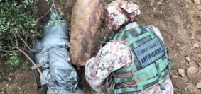 Gli artificieri dell'esercito al lavoro per la bonifica da ordigni bellici (foto Esercito Italiano)