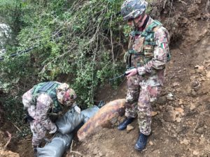 Gli artificieri dell'esercito al lavoro per la bonifica da ordigni bellici (foto Esercito Italiano)