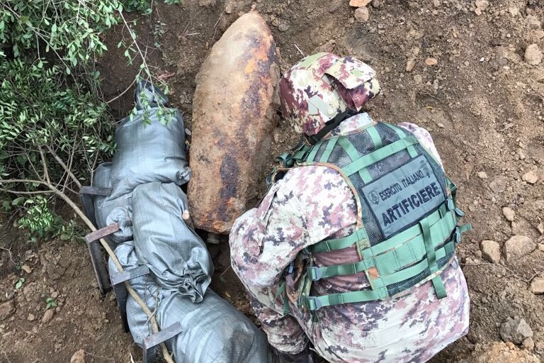 Gli artificieri dell'esercito al lavoro per la bonifica da ordigni bellici (foto Esercito Italiano)