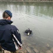 I palombari del Comsubin impegnati nella bonifica degli ordigni nel fiume Adige (foto Marina Militare)