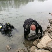 I palombari del Comsubin impegnati nella bonifica degli ordigni nel fiume Adige (foto Marina Militare)