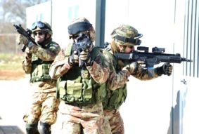 Addestramento interforze per i fucilieri dell'aria (foto Aeronautica Militare)