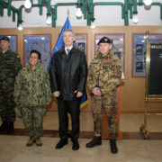 il Segretario Generale della NATO, Jens Stoltenberg al Comando Generale della KFOR di Pristina (foto Esercito Italiano)