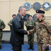 il Segretario Generale della NATO, Jens Stoltenberg al Comando Generale della KFOR di Pristina (foto Esercito Italiano)