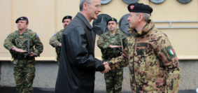 il Segretario Generale della NATO, Jens Stoltenberg al Comando Generale della KFOR di Pristina (foto Esercito Italiano)