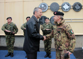 il Segretario Generale della NATO, Jens Stoltenberg al Comando Generale della KFOR di Pristina (foto Esercito Italiano)