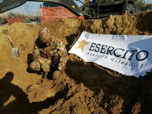 Bomba d'aereo disinnescata dagli artificieri (foto Esercito Italiano)