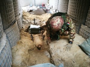 Bomba d'aereo disinnescata dagli artificieri (foto Esercito Italiano)