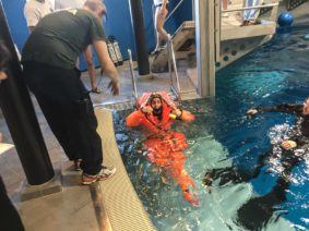 Uscire dal sommergibile in avaria (foto Marina Militare)