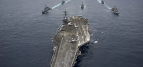 La portaerei classe Nimitz Carl Vinson nel mar delle Filippine durante le manovre congiunta con la marina giapponese. In formazione, gli incrociatori giapponesi Ashigara e Samidare, i cacciatorpediniere lanciamissili classe Arleigh Burke Michael Murphy, Wayne E. Meyer, e l’incrociatore lanciamissili classe Ticonderoga, Lake Champlain (photo U.S. Navy/Specialist 2nd Class Z.A. Landers)