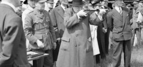 Winston Churchill prova lo sten (foto Imperial War Museum)