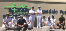 Marinai della Nave Vesuvio all'ospedale Meyer (Foto Marina Militare)