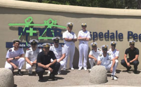 Marinai della Nave Vesuvio all'ospedale Meyer (Foto Marina Militare)