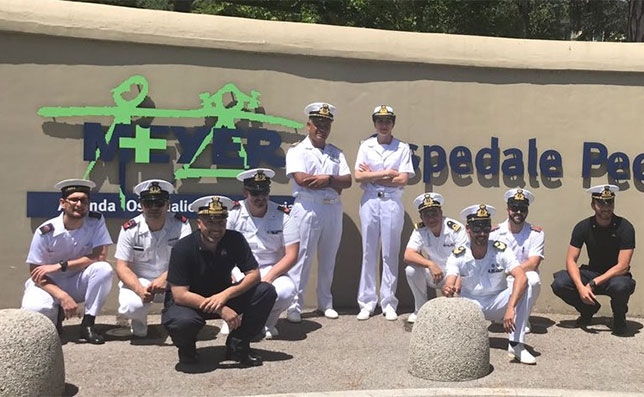 Marinai della Nave Vesuvio all'ospedale Meyer (Foto Marina Militare)