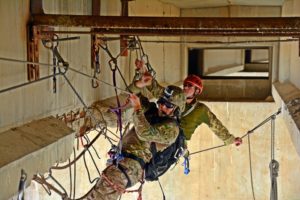Gli alpini mettono in sicurezza ingegneri Usa a Mosul (foto Stato Maggiore Difesa)