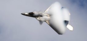 Un F22 raptor dell'aeronautica statunitense in uno scatto spettacolare durante un'esercitazione tenutasi alla base di Jacksonville, Florida (Air Force photo by Staff Sgt. Eric Summers Jr)