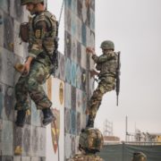 Alpini addestrano truppe afgane (foto Stato Maggiore Difesa)