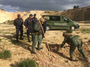 Artificieri dell'esercito e della marina al lavoro (foto Stato Maggiore difesa)