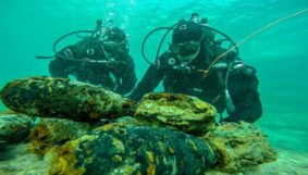 Artificieri dell'esercito e della marina al lavoro (foto Stato Maggiore difesa)