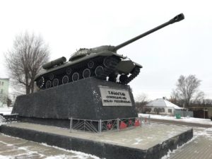 Un T34 sistemato come monumento per la vittoria durante il cammino di Stefano Lupi