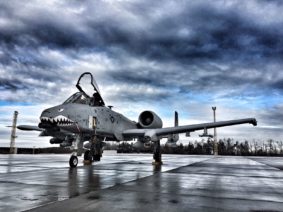 Un capitano dell'aeronautica italiana alla guida di una formazione Usaf di A10 C (foto Aeronautica Militare)