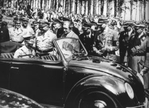 Hitler alla presentazione del Maggiolino