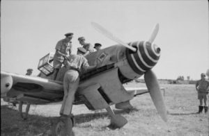 Avieri della Raf ispezionano un ME109 con l'asso di Picche (foto Imperial War Museum)