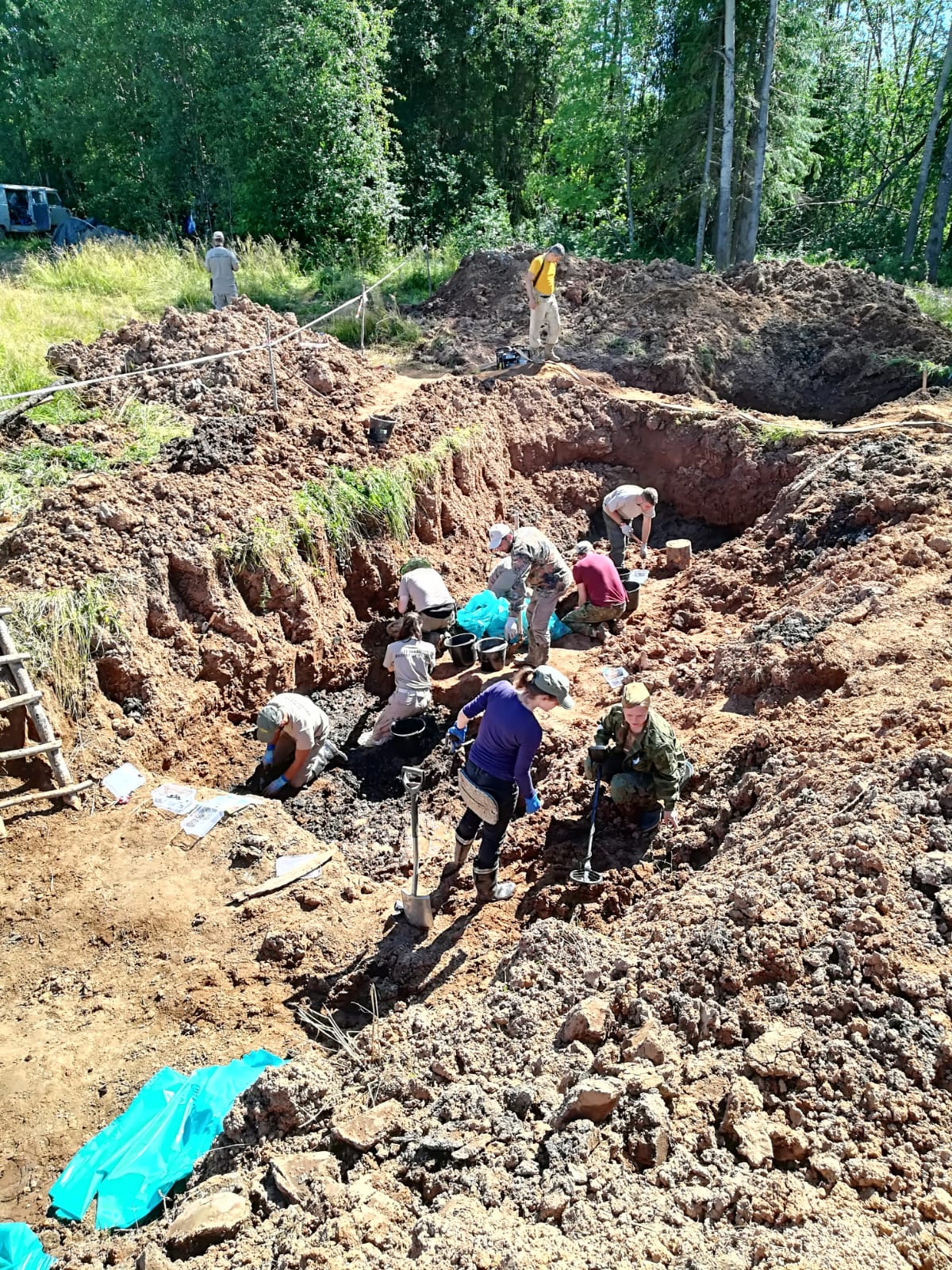 Lo scavo dei resti dei caduti italiani a Kirov in Russia (foto ministero della Difesa)