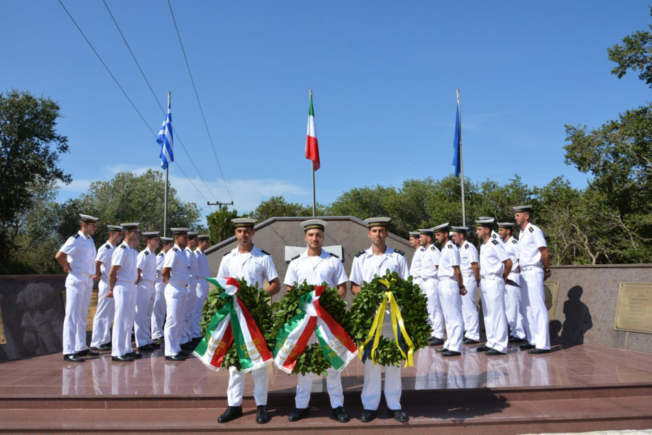Nave Caroly e Palinuro a Cefalonia (foto Marina Militare)