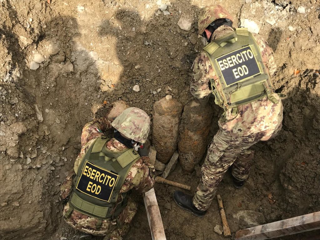 Artificieri 6 genio disinnescano ordigni bellici (foto Esercito Italiano)