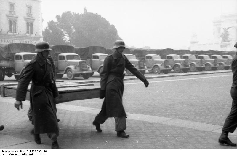 Soldati tedeschi con opere d'arte trafugate (ph Bundesarchiv)