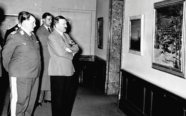 Hitler e Goering davanti a opere d'arte rubate (National Archives)