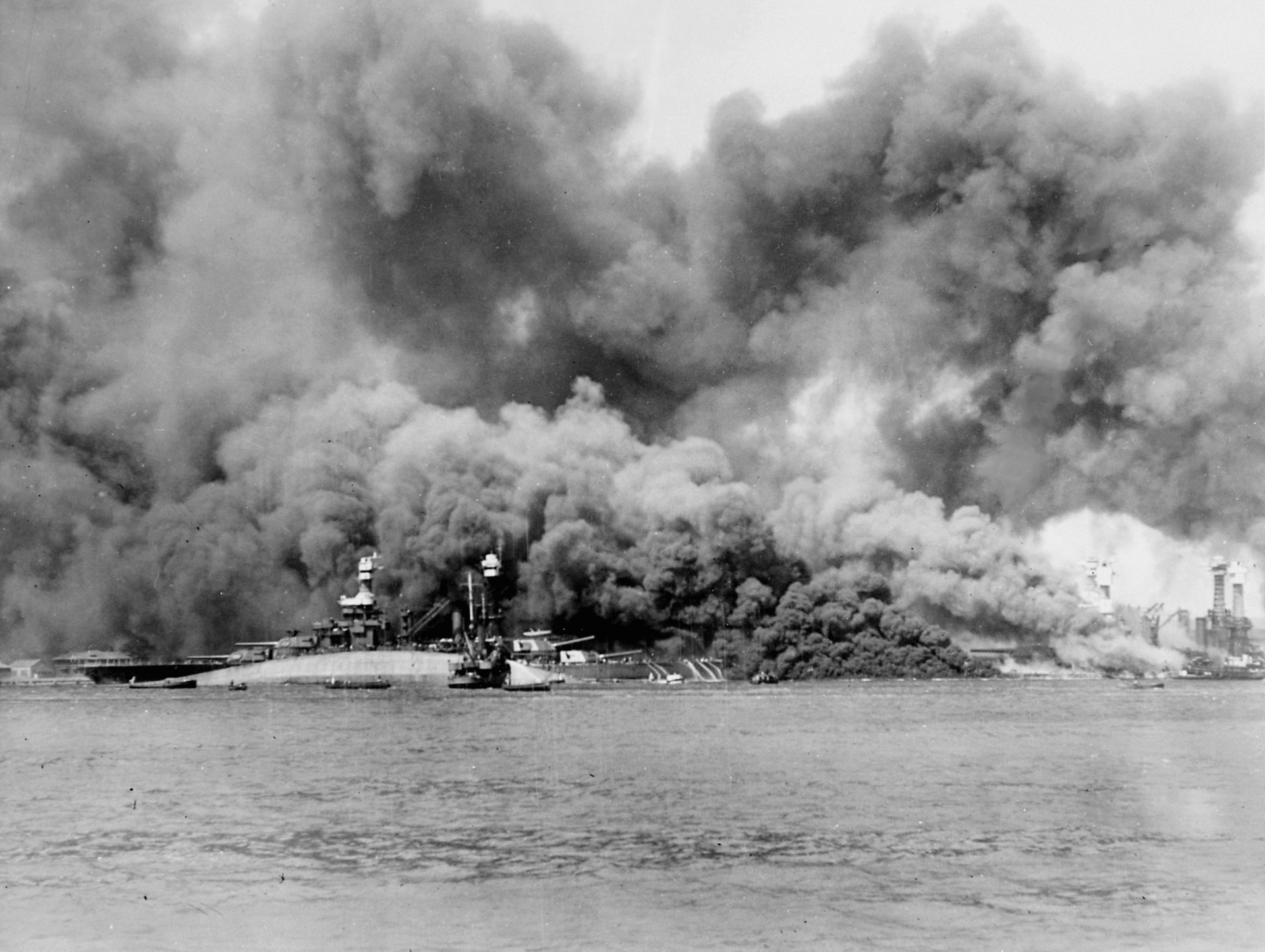 USS_Oklahoma_on_fire (foto National Archives)