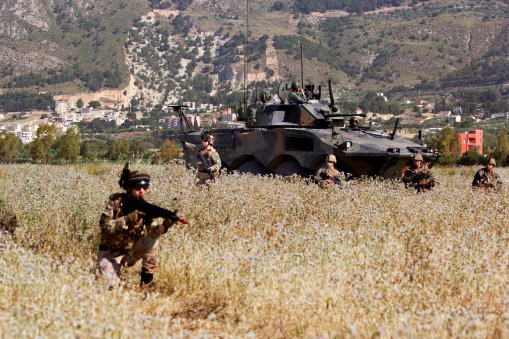 marines e bersaglieri si addestrano in sicilia (foto Esercito italiano)