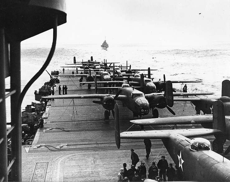 I B 25 sul ponte di volo della portaerei Hornet (foto Us Navy)