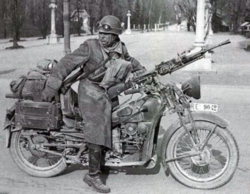Una Moto Guzzi "Alce" del Regio Esercito nel 1941 in Jugoslavia, armata con un mitragliatore Breda mod. 30 montato sul manubrio