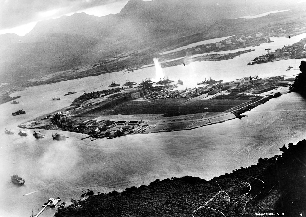 Foto della Baia di Pearl Harbor durante l'attacco, scattata da un caccia Giapponese: un siluro ha già colpito la West Virginia (Us Navy)