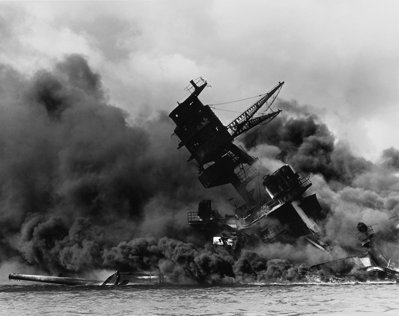 L'Arizona brucia dopo essere stata colpita dai siluri giapponesi a Pearl Harbor